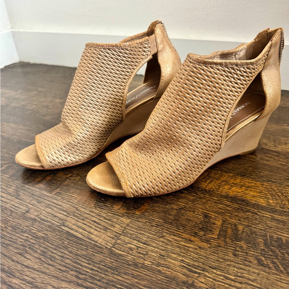 Donald J Pliner Golden Wedge